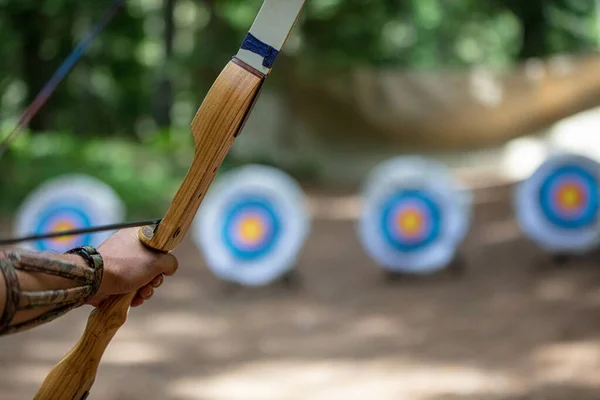 Focus Selettivo Arciere Che Tiene Arco Puntando Bersaglio — Foto Stock