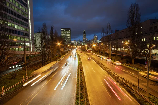 Bulanık Arabaların Gece Sokakta Hareket Halindeki Hava Görüntüsü — Stok fotoğraf