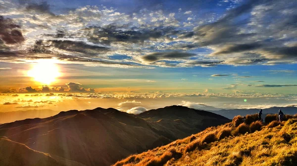 Ohromující Pohled Jasné Zapadající Slunce Zamračené Obloze Nad Horami — Stock fotografie