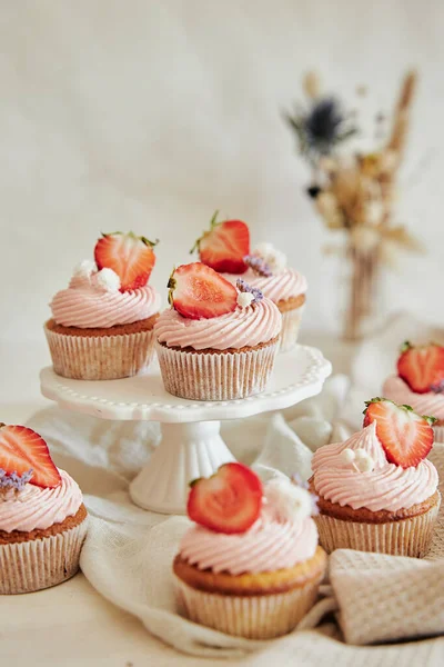 Tiro Vertical Deliciosos Cupcakes Morango — Fotografia de Stock