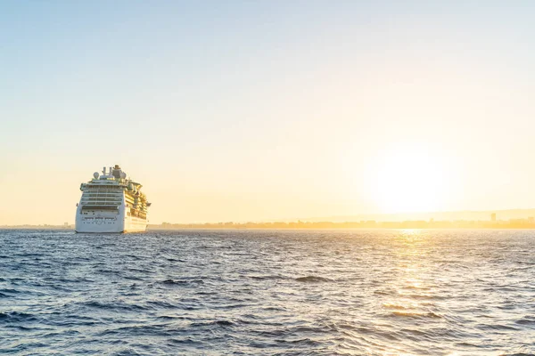 Een Schip Varen Zee Limassol Cyprus Bij Zonsondergang — Stockfoto