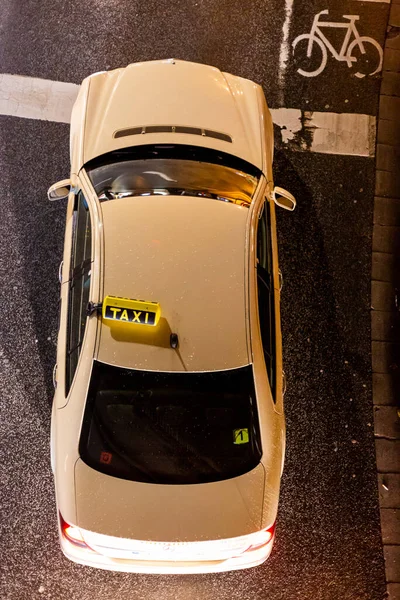 Uma Vista Superior Carro Táxi Branco Noite — Fotografia de Stock