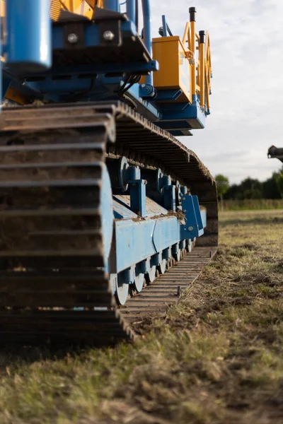 Plan Vertical Grandes Machines Industrielles Sur Pré — Photo