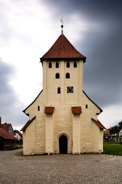 德国北部一个村庄中心的历史上的白人教堂 — 图库照片