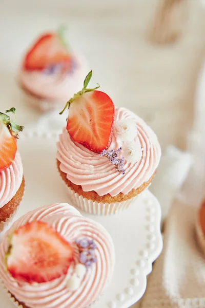 Plan Vertical Délicieux Cupcakes Aux Fraises — Photo