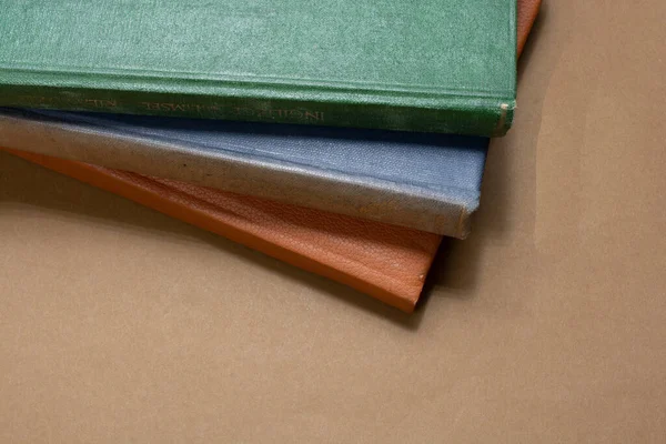 Primer Plano Coloridos Diarios Antiguos Una Mesa —  Fotos de Stock