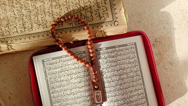 Верхній Вид Корану Молитва Під Сонячним Світлом — стокове фото