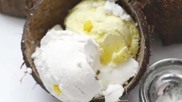 Crème Glacée Dans Bol Verre Sur Fond Blanc — Video