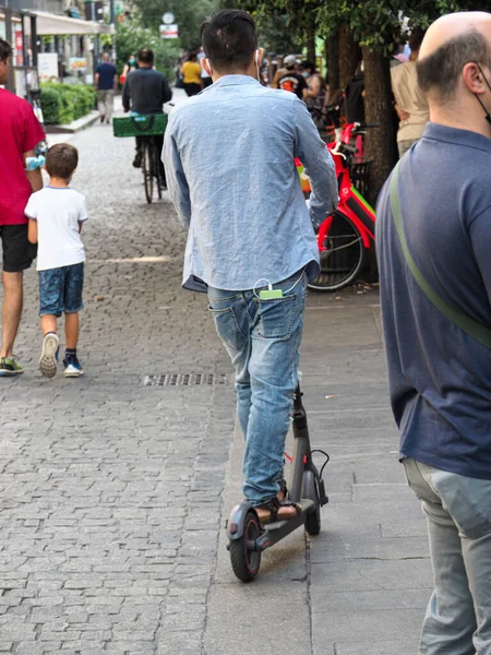 Milán Italia 2021 Disparo Vertical Hombre Montando Una Scooter Eléctrica —  Fotos de Stock