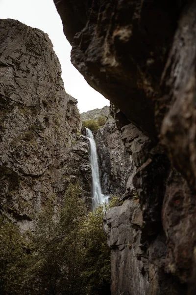 Rochas Com Cachoeira Descendo Dia Nublado Sob Céu — Fotografia de Stock