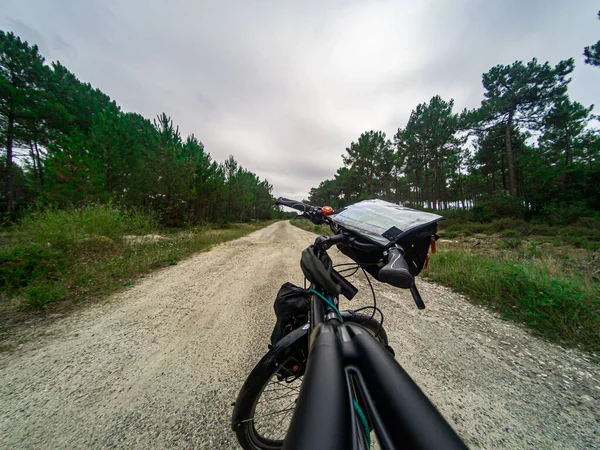 Una Vista Cabina Desde Una Bicicleta Camino Entre Los Árboles — Foto de Stock