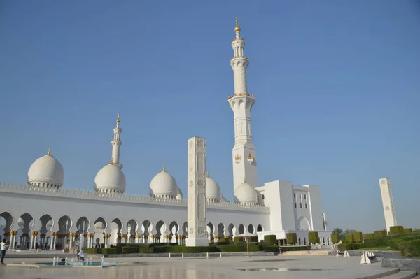 Tiro Ângulo Baixo Branco Sheikh Zayed Grande Mesquita Abu Dhabi — Fotografia de Stock