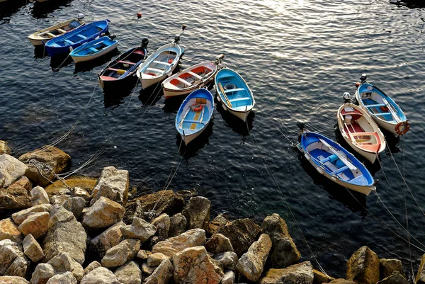 Een Drone Shot Van Een Kleurig Boten Uitgelijnd Door Afgronden — Stockfoto