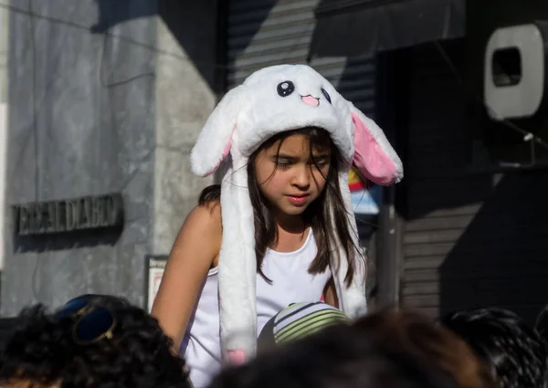 Flores Argentina 2021年6月4日 布宜诺斯艾利斯庆祝韩国的一个活动中 一个戴着兔子帽的可爱女孩 — 图库照片