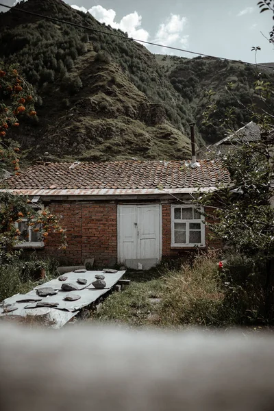 Casa abandonada en las montañas fotos de stock, imágenes de Casa abandonada  en las montañas sin royalties | Depositphotos