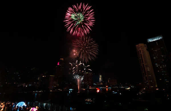 Bangkok Tailandia Marzo 2019 Los Coloridos Fuegos Artificiales Sobre Ciudad —  Fotos de Stock