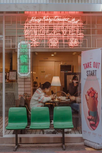 Seoul Korea South Lut 2020 Pionowe Ujęcie Osoby Jedzącej Chińszczyznę — Zdjęcie stockowe