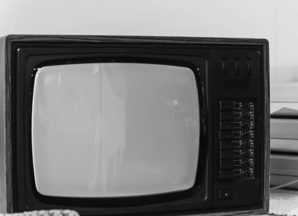 Une Télévision Rétro Niveaux Gris Avec Mur Arrière Plan — Photo