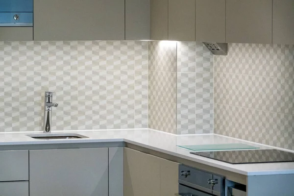 Een Interieur Van Een Keuken Met Betegelde Wanden Keukenkastje Witte — Stockfoto