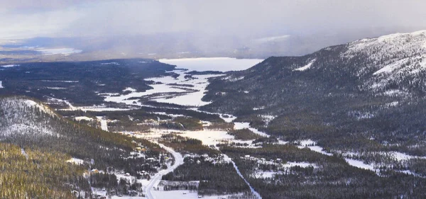 Dağlık Bir Arazinin Havadan Çekilmiş Görüntüsü Kısmen Karla Kaplı Bir — Stok fotoğraf