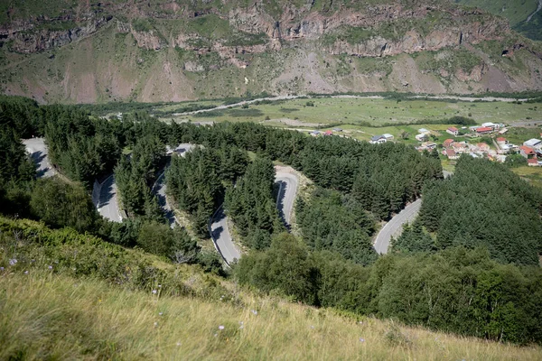 背後に山のある道と村 — ストック写真