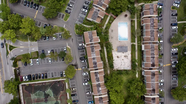 Een Luchtfoto Van Veel Auto Geparkeerd Bij Gebouwen Florida — Stockfoto