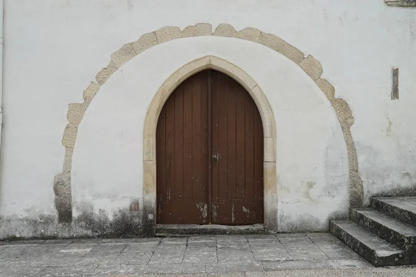 Edifício Branco Velho Com Uma Porta Madeira Marrom Arquitetura — Fotografia de Stock