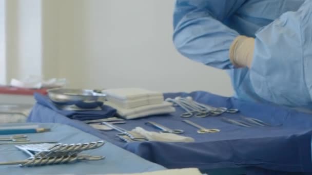 Nahaufnahme Von Krankenschwester Beim Sammeln Medizinischer Instrumente — Stockvideo