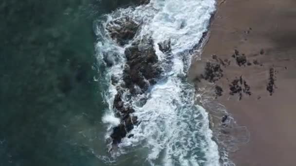 Vista Aérea Costa Rocosa Mar Ondulado Día Soleado — Vídeos de Stock