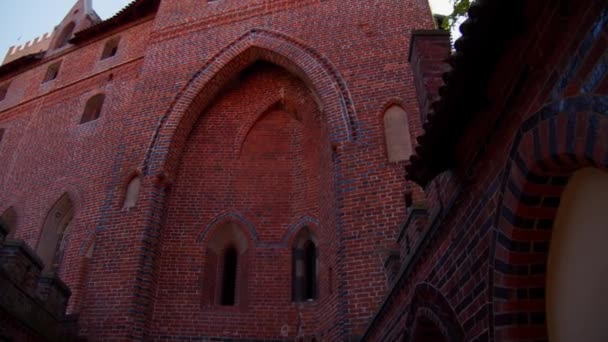 晴れた日に旧中世のトラカイ島城と景観ビュー トラカイ リトアニア — ストック動画