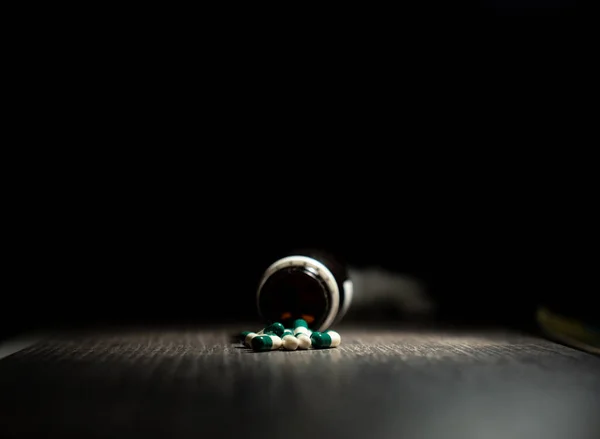 Närbild Skott Vit Grön Antibiotika Kapsel Piller Utspridda Ett Glas — Stockfoto