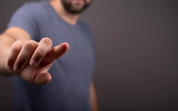 Kamerayı Işaret Eden Parmağıyla Dokunan Bir Adam — Stok fotoğraf