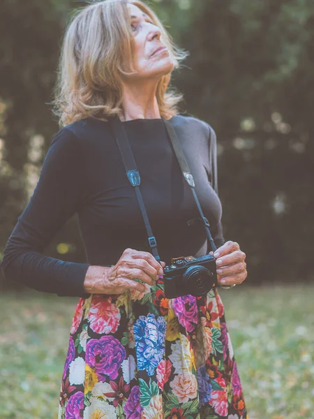 Una Verticale Una Donna Bianca Caucasica Con Una Macchina Fotografica — Foto Stock