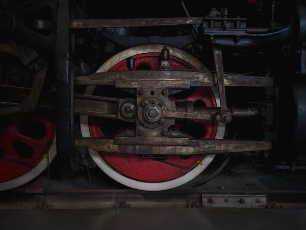 Крупный План Красных Колес Поезда Железнодорожной Станции — стоковое фото