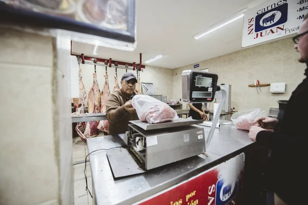 Zacatecas Mexico Apr 2018 Latinamerikansk Man Som Väger Kött För — Stockfoto
