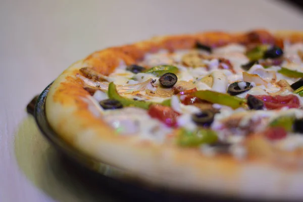 Een Selectieve Focus Shot Van Een Hele Pizza Detail Een — Stockfoto