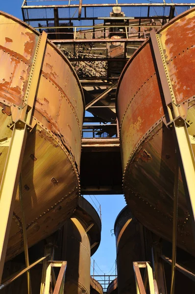 Colpo Verticale Vecchi Silos Arrugginiti Sito Industriale — Foto Stock