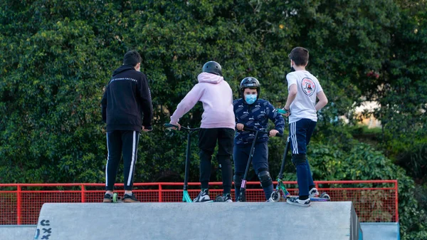 Vigo Spain Mar 2021 스페인 비고의한 공원에서 스케이트와 자전거를 가면을쓰고 — 스톡 사진