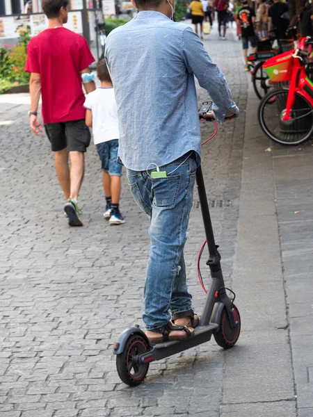 Milan Italie Août 2021 Plan Vertical Homme Conduisant Scooter Électrique — Photo