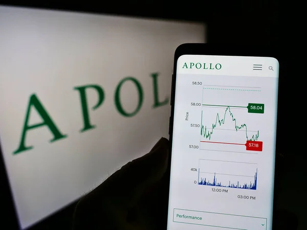 Stuttga Deutschland Juni 2021 Handybesitzer Mit Website Der Investmentgesellschaft Apollo — Stockfoto