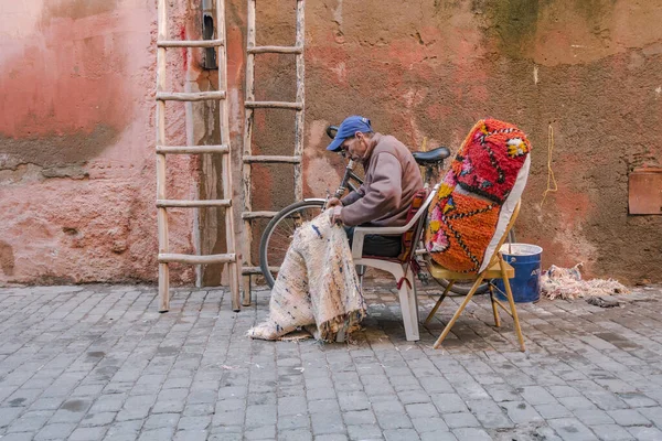 Marrakech Morocco Gru 2019 Starzec Tkający Marokański Dywan Zewnątrz Ulicach — Zdjęcie stockowe