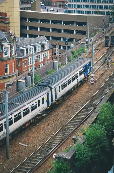 ニューカッスル アポン タイン イギリス 2021年7月2日 ニューカッスル駅を出る列車の垂直高角度ショット — ストック写真