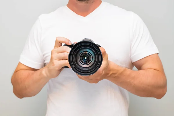 Elinde Kamera Olan Beyaz Gömlekli Bir Erkek — Stok fotoğraf