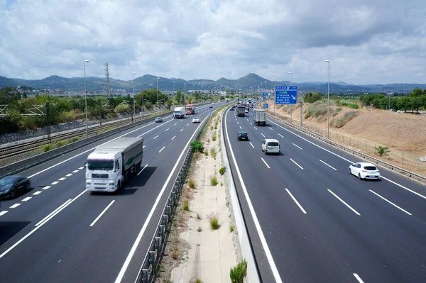 Barcelona Hiszpania Sierpnia 2021 Zbliżenie Autostrady Pojazdami Barcelona Hiszpania — Zdjęcie stockowe
