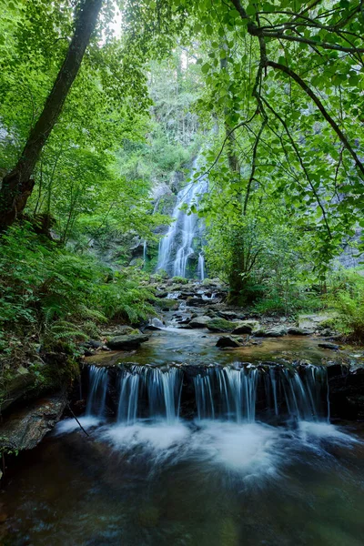 西班牙加利西亚森林中瀑布的美丽风景 — 图库照片