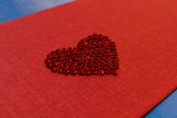 Close Padrão Forma Coração Uma Superfície Vermelha Azul Com Espaço — Fotografia de Stock