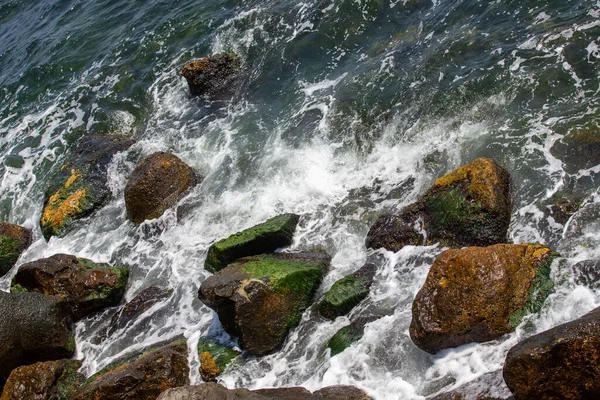 Agua Azul Del Mar Chocando Contra Las Rocas Orilla — Foto de Stock