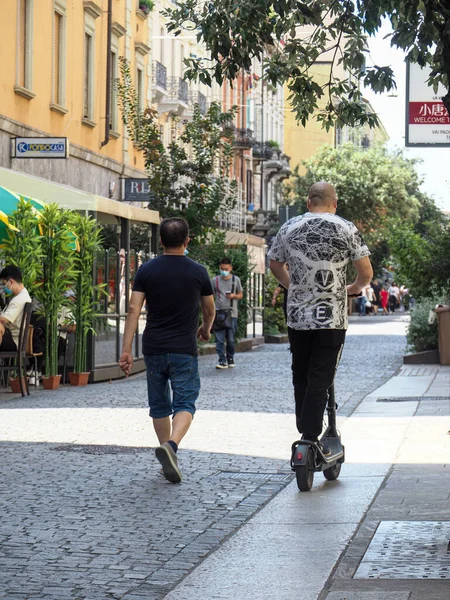 ミラノ イタリア 2021年8月8日 ミラノで電動スクーターに乗る男の垂直ショット — ストック写真