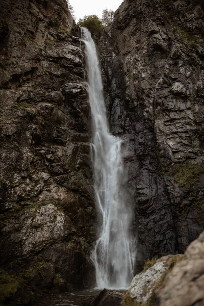 Rochas Com Cachoeira Descendo Dia Nublado Sob Céu — Fotografia de Stock