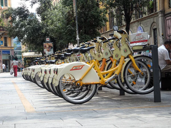 Milano Italy Aug 2021 Electric Bikes Scooter Rental Smartphone App — Stock Photo, Image